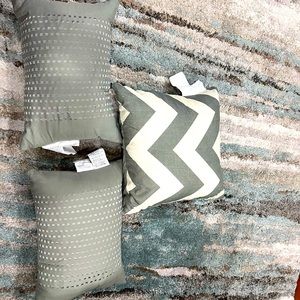 3 decorative pillows grey/white
